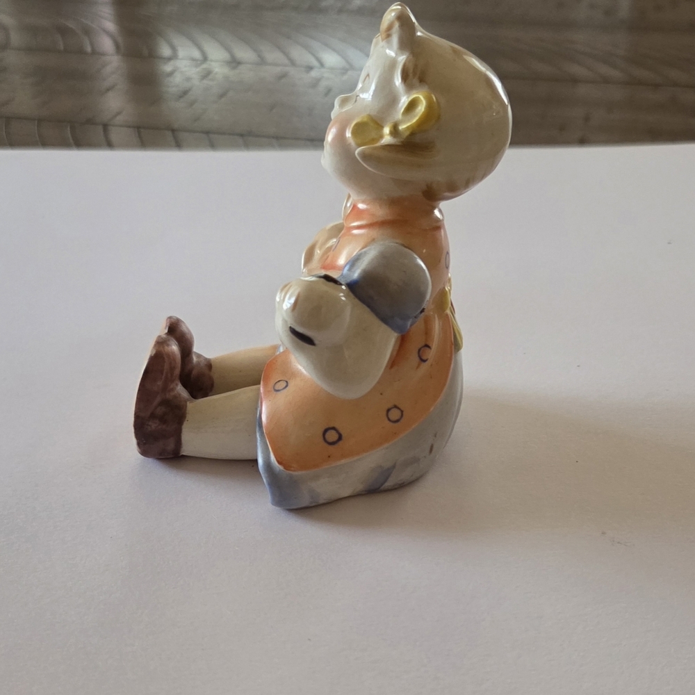 Vintage Ceramic Figurine with Guitar - Picture 4 of 4